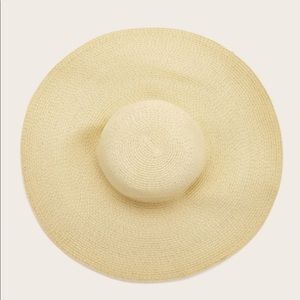 I am selling a oversize beautiful Tan beach hat!